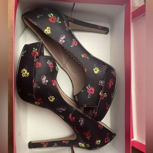 Betsey Johnson floral peep toe heels size 9.5 NIB